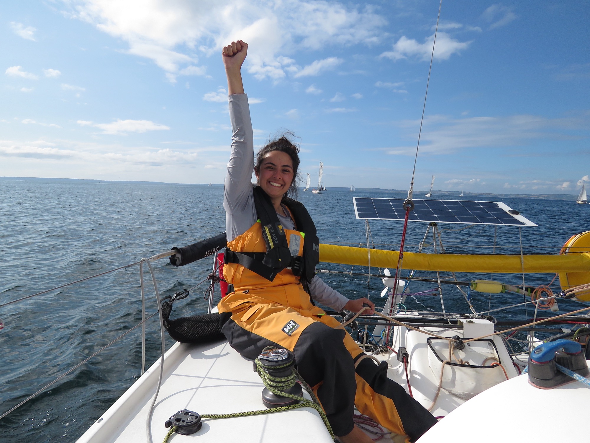 Marina Bidoia comemorando a bordo de um veleiro